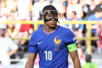 முகத்தில் பாதுகாப்பு மாஸ்க்... எம்பாப்பே வருத்தம்