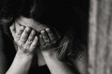 போட்டோ எடுக்க மறுத்த மனைவி; கொடூரமாக துன்புறுத்திய கணவருக்கு நேர்ந்த கதி