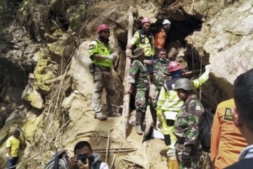 திடீரென இடிந்து விழுந்த தங்க சுரங்கம்! 20 பேருக்கு ஏற்பட்ட பரிதாப நிலை
