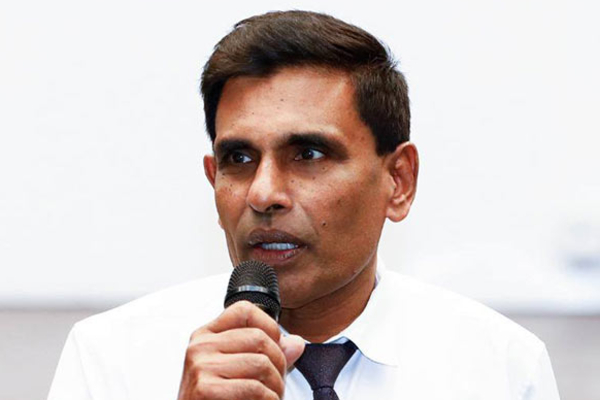 செல்பி எடுப்பதற்கு பொலிஸ் அறிக்கை.. அச்சத்தில் நாமல் சொல்லும் கதை! | Police Report For Taking A Selfie Namal செல்பி எடுப்பதற்கு பொலிஸ் அறிக்கை.. அச்சத்தில் நாமல் சொல்லும் கதை! | Police Report For Taking A Selfie Namal