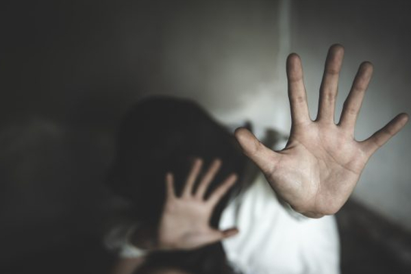 லீவு கேட்ட பெண் ஊழியரை படுக்கைக்கு அழைத்த அரசு அதிகாரி..! - தமிழ்நாடு