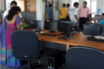 அரச பணியாளர்களை கடமைக்கு அழைக்கும் முறையில் மீண்டும் மாற்றம்