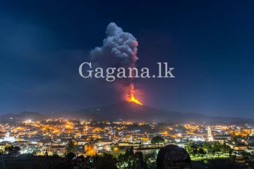 සිසිලියේ එට්නා ගිනි කන්ද ඇවිලිලා.