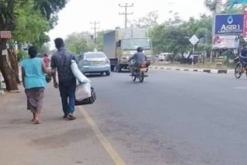 மகப்பேற்றுக்காக கால்நடையாக வைத்தியசாலை செல்லும் கணவன் - மனைவி!