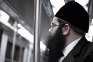 பாரிசில் யூத விரோதத்தினால் நபரை முதுகில் எட்டி உதைத்த பதின்வயதினர் கைது