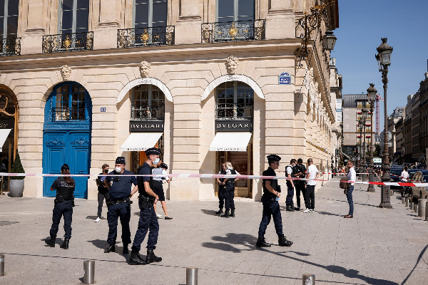 பாரீஸில் பட்டப் பகலில் இடம்பெற்ற பகீர் சம்பவம்! | Paris France Jewelry Store Robbery