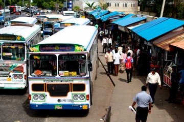 பேருந்தில் மிதி பலகையிலிருந்து தவறி விழுந்த பெண் உயிரிழப்பு