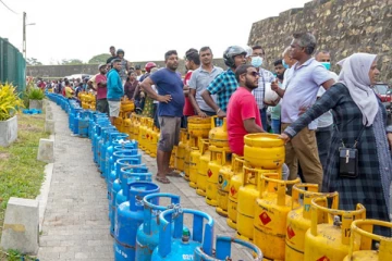 காலி மைதானத்தை சூழ எரிவாயு சிலிண்டர்களுடன் அணிவகுத்து நிற்கும் மக்கள்