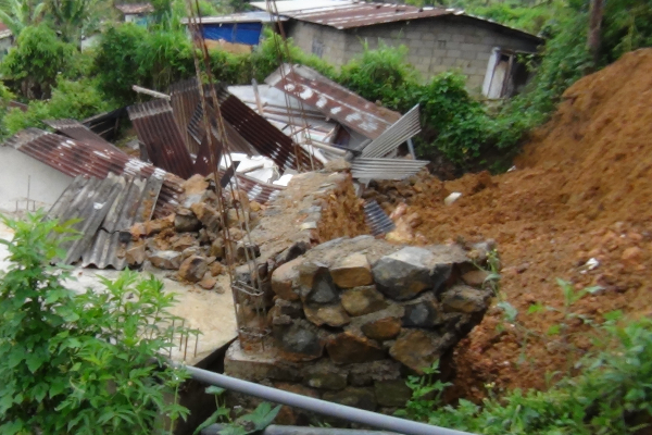 வீடொன்றின் மீது சரிந்து விழுந்த பாரிய மண்திட்டு -  குழந்தை உட்பட 3 பேர் வைத்தியசாலையில் அனுமதி - ஐபிசி தமிழ்