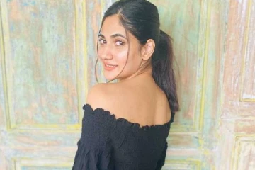 ஈழப்பெண் லாஸ்லியாவா இது? அந்தமாதிரி லுக்-ஐ பார்த்து ஜொள்ளுவிடும் ரசிகர்கள்..