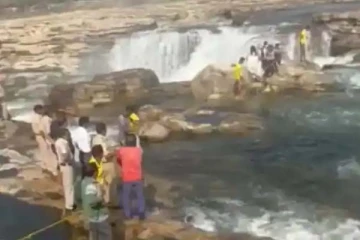 வெள்ளத்தில் சிக்கித்தவித்த புதுமண ஜோடிகள்: செய்த காரியம் தான் என்ன? கழுவி ஊற்றும் நெட்டிசன்கள்