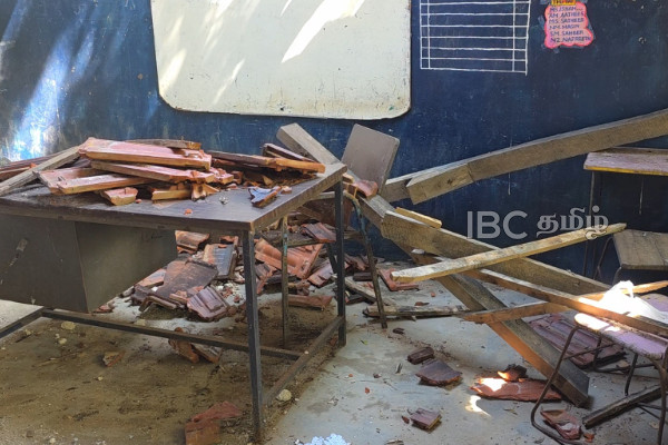 மூதூர் மத்திய கல்லூரியில் இடிந்து வீழ்ந்த வகுப்பறை கட்டிடம் | Classroom Building Muthur Central Collapsed