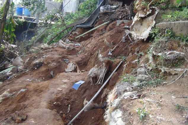 மண்மேடு சரிந்து விழுந்ததில் இரு உயிர்கள் பலி | Two Person Death Deu Mound Collapsed In Nuwareliya