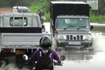 வெள்ளத்தில் மூழ்கிய முக்கிய வீதி... போக்குவரத்து பாரிய பாதிப்பு!