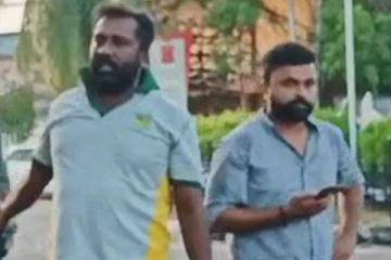 இளைஞர்களை அச்சுறுத்திய மர்ம நபர்கள்(Photos)