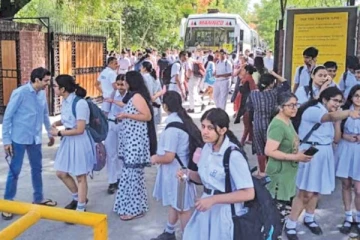 டெல்லியில் உள்ள 100 பாடசாலைகளுக்கு வெடிகுண்டு மிரட்டல்