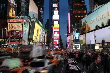 ரூ.5.8 கோடி செலவு செய்து மகனின் அழகை விளம்பரப்படுத்திய தந்தை: எதிர்வினையாற்றிய மகன்!