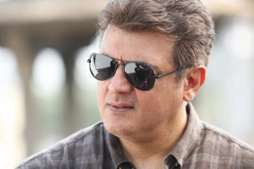 செம ஸ்மார்ட் லுக்கில் உள்ள தல அஜித்தின் அன்ஸீன் போட்டோ, யாருடன் உள்ளார் பாருங்க..