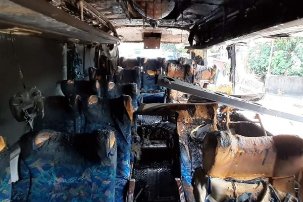 யாழிலிருந்து புறப்பட்ட அதி சொகுசு பேருந்து நீர்கொழும்பில் எரிந்து நாசம்! (படங்கள்) | Colombo To Jaffna Bus Services Accident
