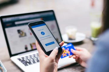 இணையவழி பணப்பரிமாற்றம் மூலம் மோசடியில் ஈடுபட்ட இளம் தம்பதியினர் கைது