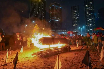 ஜனாதிபதி செயலகம் முன் சவப்பெட்டியை எரித்து ஆர்ப்பாட்டம் (Photo)