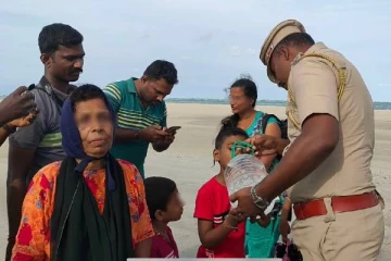 இலங்கையில் இருந்து சென்றவர்களின் தாகம் தணித்த தமிழக பொலிஸார்! (Photos)