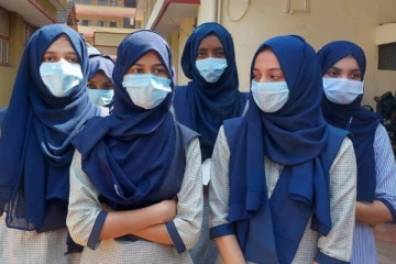 முஸ்லிம் மாணவிகள் ஹிஜாப் அணிய தடை -  நீதிமன்றத்தில் வழக்கு தொடர்ந்த மாணவி
