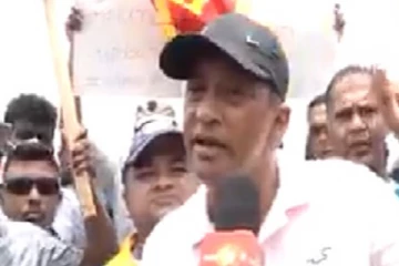 மக்கள் போராட்டத்தில் இணைந்த முன்னாள் பிரபல கிரிக்கெட் வீரர்