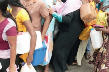 පැය 17ක් පෝලිමේ ඉදලා භූමිතෙල් ලීටර් එක හමාරක් ගත්ත ඛේදනීය ඉරණම..