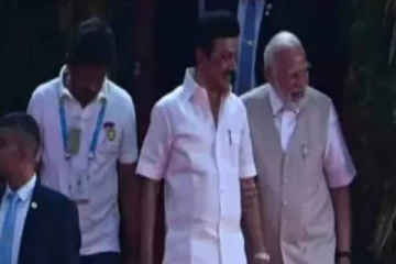 கீழே விழ போன மு.க.ஸ்டாலினை தாங்கி பிடித்த பிரதமர் மோடி.., அரங்கிற்குள் நுழைந்த போது பரபரப்பு