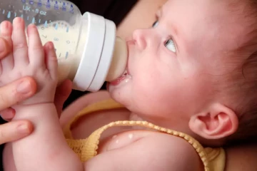 உங்கள் குழந்தைகளுக்கு பால் புட்டியில் பால் கொடுக்குறீங்களா?... கவனம்