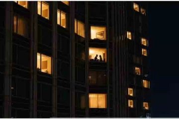 ஹோட்டல் அறையில் கதவை மூட மறந்த காதலர்கள் ; குவிந்த கூட்டத்தால் கடும் போக்குவரத்து நெரிசல்