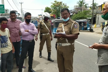 குளக்கட்டுக்குள் பாய்ந்த முச்சக்கரவண்டி ; தெய்வாதீனமாக தப்பிய உயிர்கள்