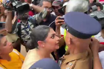 போராட்டக்களத்தில் பொலிஸார் மீது கடும் கோபத்தை வெளிப்படுத்திய ஹிருனிக்கா (Video)