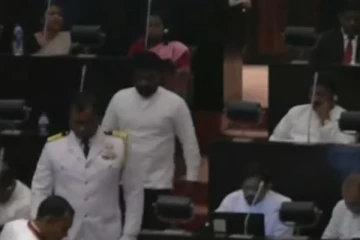 சற்றுமுன் ஜனாதிபதி நாடாளுமன்றத்திற்கு வருகை