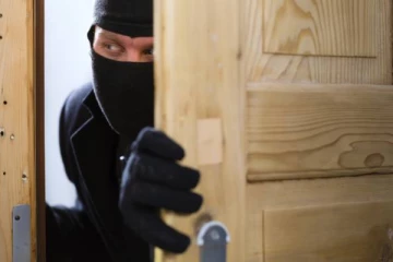 கொள்ளையடிக்க சென்ற வீட்டில் குறட்டை விட்டு தூங்கிய திருடன்: பின் நடந்த சம்பவம்!