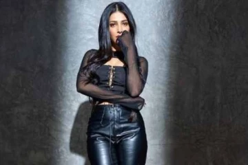 கருப்பு நிற உடையில் கலக்கும் நடிகை ஸ்ருதிஹாசன் இன்ஸ்டா போட்டோஸ்