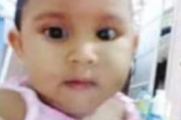 මාස 09යේ සිඟිත්තියකට පොළොං තෙලිස්සෙකු හත් වරක් දෂ්ට කරයි.. - පාපිස්ස යට සිටි සර්පයා අල්ලා කටේ දමන්න හදලා..