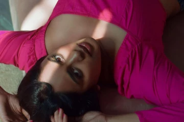 ட்ரெண்டி உடையில் நந்திதாவின் ஹாட் போஸ்