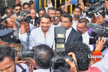 මම,අම්මා,තාත්තා,පවුම් අනූවේ මාලේ දාගෙන ඉන්න බල්ලා වුණත් ගෙනත් දෙන්නම් හැබැයි මේවට ගෙනල්ලා අපේ කට වල් වහන්න බෑ - නාමල්