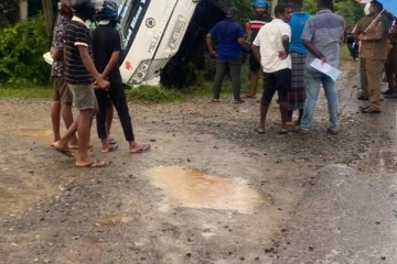 கொழும்பு நோக்கி பயணித்த சொகுசு பேருந்து விபத்து: பலருக்கு நேர்ந்த நிலை