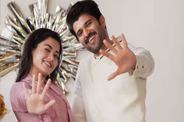 மாடலுடன் நெருக்கமாக விஜய் தேவர் கொண்டா - வைரல் புகைப்படம் | Vijay Thevar Konda Is Intimate With Another Woman