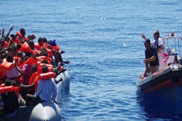 அவுஸ்திரேலிய கடற்பரப்பில் படகுடன் தடுத்து நிறுத்தப்பட்ட இலங்கையர்கள்!