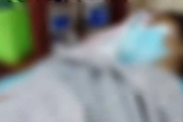 අලුූත විවාහ වූ මනමාලයාට ලැගුම්හල් කාමරයකදී පරණ පෙම්වතියකගෙන් පිහි පාරක්..පෙම්වතියත් රෝහලේ..