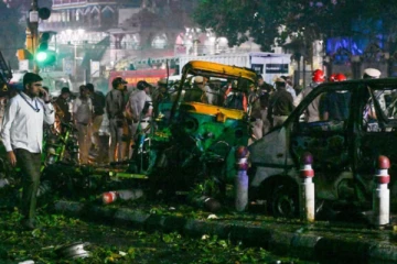 இந்தியாவை அதிரவைத்த டெல்லி குண்டு வெடிப்பு; 10 பேர் பலி; விசாரணை தீவிரம்