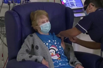 உலகின் முதல் தடுப்பூசி செலுத்திக்கொண்டு 91 வயது மூதாட்டிக்கு பூஸ்டர் போடப்பட்டது