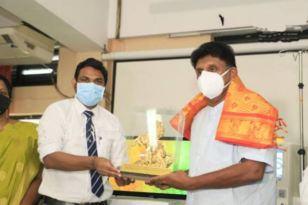 மத்திய வங்கியின் ஆளுநரை போட்டுத் தாக்கிய எதிர்க்கட்சி தலைவர்! | Sri Lanka Sajith Central Bank Governor Attack மத்திய வங்கியின் ஆளுநரை போட்டுத் தாக்கிய எதிர்க்கட்சி தலைவர்! | Sri Lanka Sajith Central Bank Governor Attack