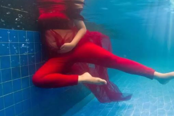 தண்ணீருக்குள் போட்டோ ஷூட் எடுத்த பிரபல சீரியல் நடிகை - கர்ப்பமான நேரத்தில் இது தேவையா என ரசிகர்கள் ஆவேசம்!! | Barathi Kannama Serial Farina Photoshoot Photos