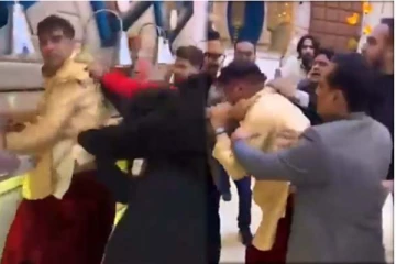 மணமகனை அடித்து துவைத்த உறவினர்கள்: வைரலாகும் காணொளி