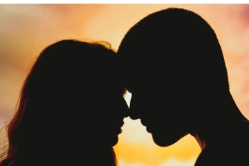 அவ்வளவு ரணகளத்துலயும்.. கொரோனாவுக்கு நடுவே Lip kiss ட்ரெண்டிங்!